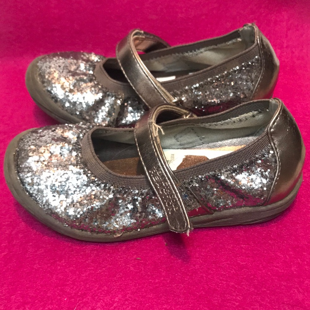 Kenneth Cole size 6 1/2t silver sparkled shoes